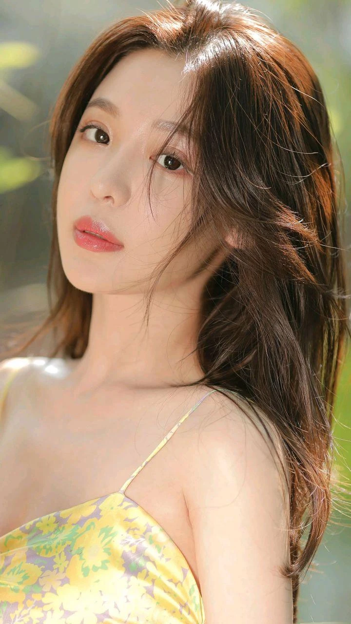 马伊琍带女儿出游 优雅淑女与拽酷反差引热议