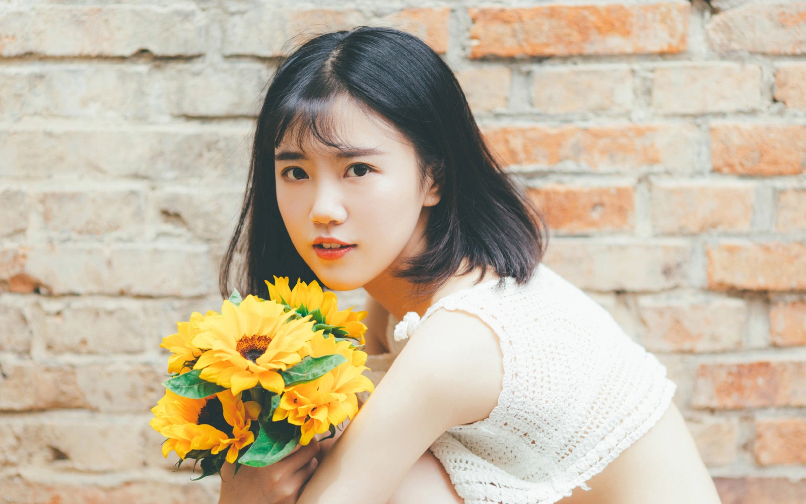 《山海情》中李水花检查菌棒的木屑痕迹特写，手背上残留的细小木屑清晰可见