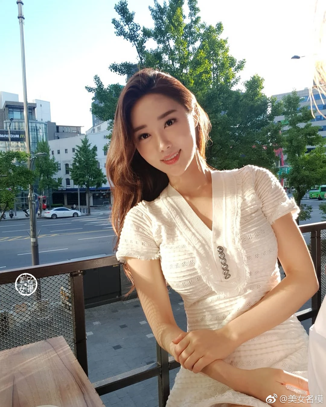 我姥爷1945剧照，几位老戏骨围坐在一起，表情丰富带着生活气息