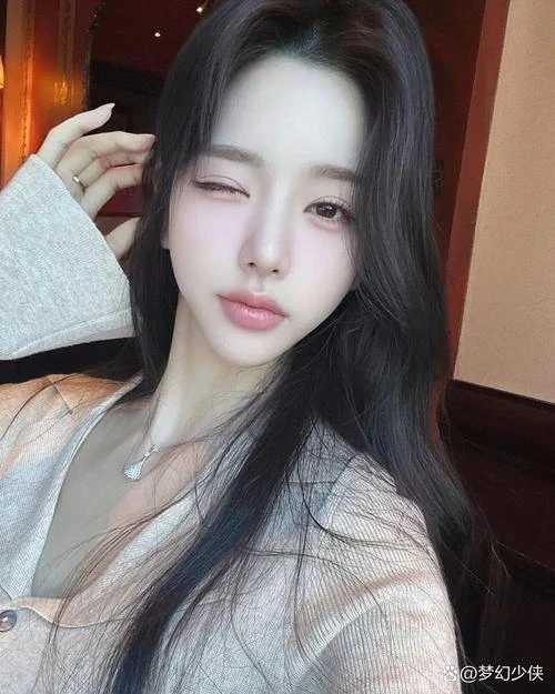 腾讯视频韩剧《黑暗荣耀》剧照:女主角文同珢在棋盘前深思