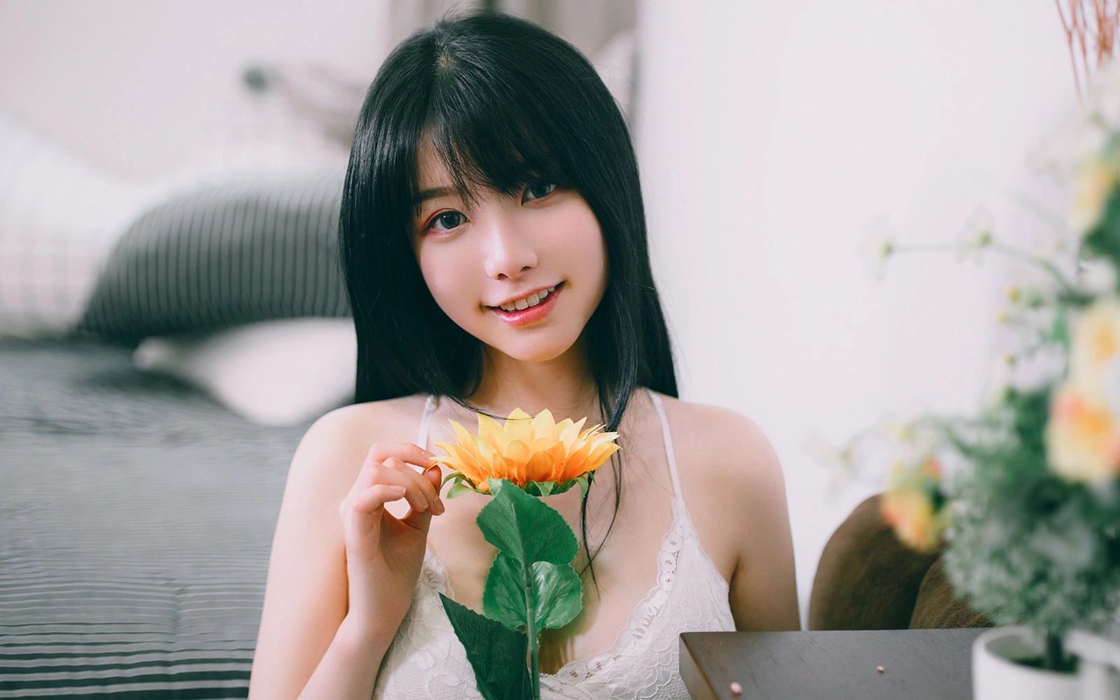 《深渊之门》第12集中悬崖边对话的剧照,主角与反派对峙的名场面