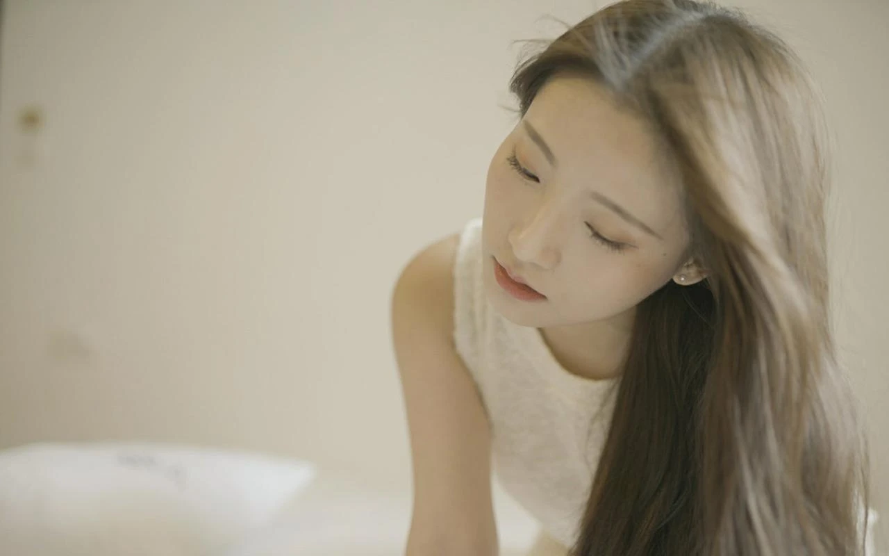 导演之夜后台花絮，多位导演在化妆间笑谈，背景是带有胶片元素的装饰墙