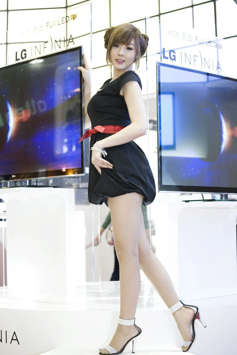 《暗黑新娘》官方海报，暗黑婚纱与血色婚礼场景