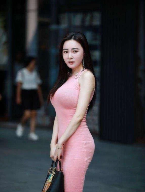 毛晓彤森林雨中撑伞随拍 少女感十足如何炼成