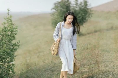 新蝙蝠侠2片场探班照,罗伯特·帕丁森身穿蝙蝠战衣站在雨中
