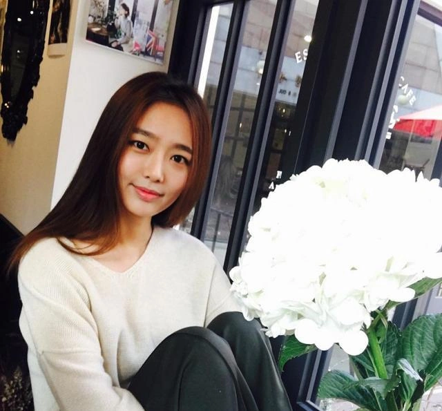 《致命女人》剧照：西蒙尼举着酒杯站在奢华客厅里，眼神充满算计