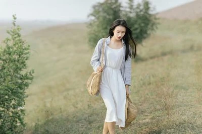 赵今麦古装新剧纸伞漫步水乡 东方韵味造型太惊艳