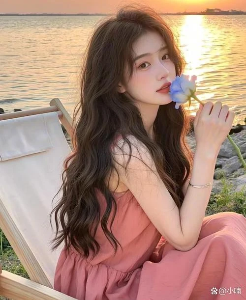 《败犬女主太多了!》八奈见杏菜、烧盐柠檬、小鞠知花三人同框剧照,表情各异充满喜剧感