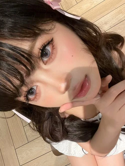 MだSたろう笔下的萤森女巫角色,荧光与少女的梦幻构图