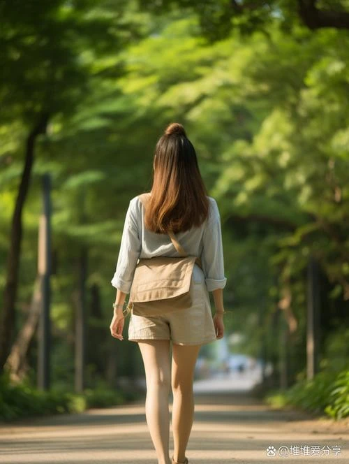 韩红在公益救援现场搬运物资的感人画面