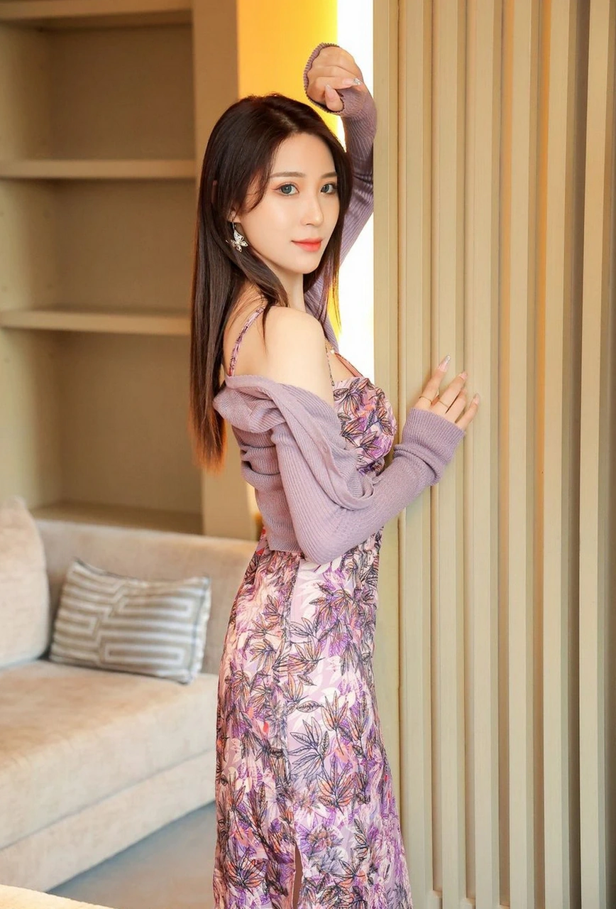 科研人员深夜抢修设备时工作服被汗水浸透的纪实画面