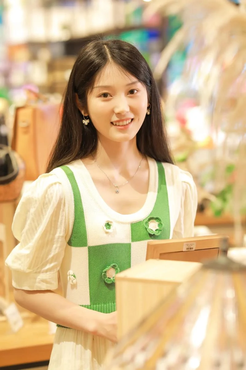 钟丽缇二女儿直播藏电子烟 怕被妈妈发现太慌张
