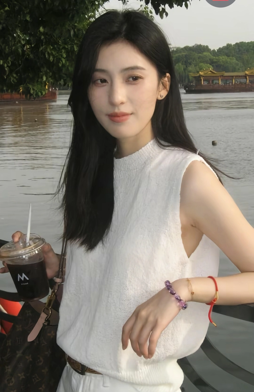 马丽于洋部落相拥暖人心