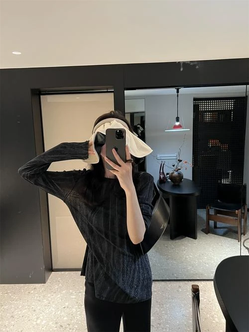 梁家辉在片中吃饺子的剧照，表情复杂