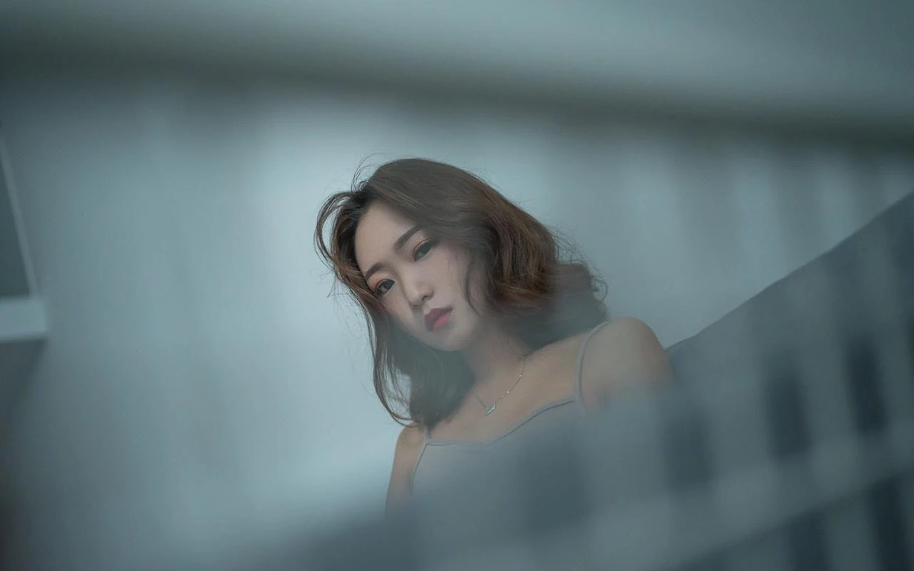 《石油暗流》分集剧情关键节点截图:阿莉西亚在巴黎指挥中心查看燃油运输数据