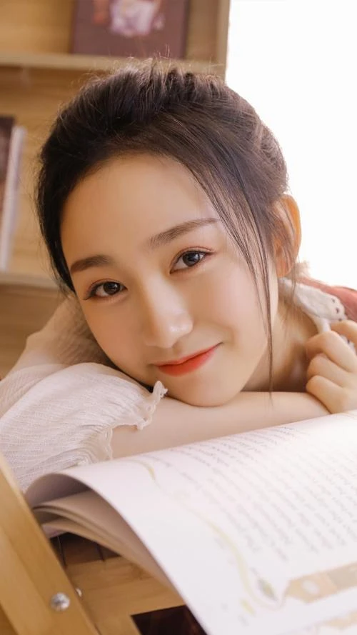 《夜巡物语》第7话场景：朔夜提着油灯站在破碎的镜子前，镜中映出不同年龄的自己