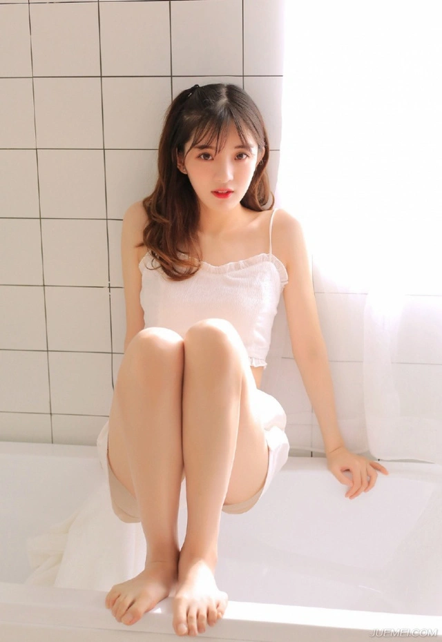 钟丽缇二女儿直播藏电子烟 怕被妈妈发现太慌张